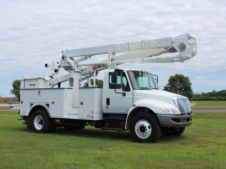 Terex bucket truck with bluemax loadsensing technology